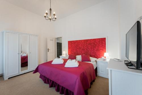 1 queen bed, 1 sofa bed
