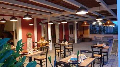 餐廳, Bio Agriturismo Valle dei Calanchi in 泰韋里納卡斯蒂廖內