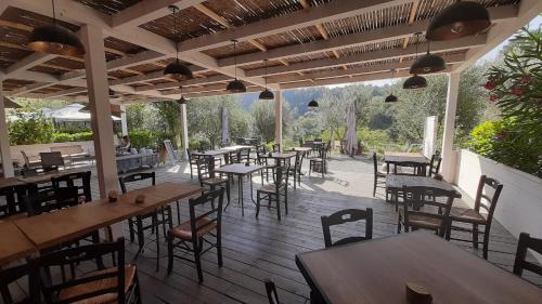 餐廳, Bio Agriturismo Valle dei Calanchi in 泰韋里納卡斯蒂廖內