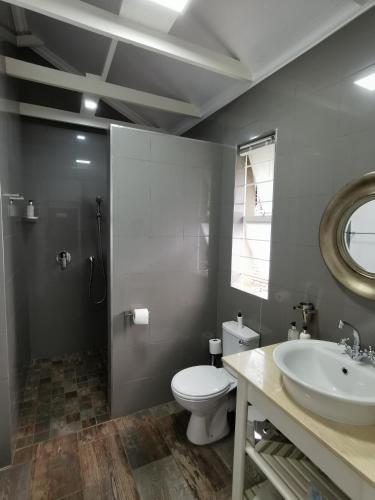 Queen Suite image 10