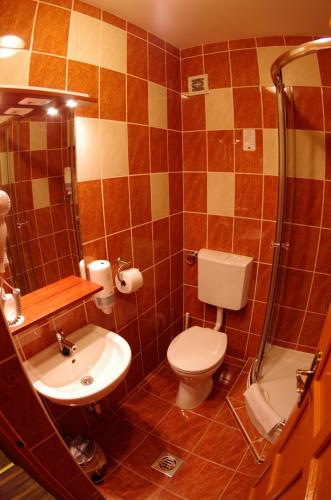 Bathroom, Konig Hotel in Pecs