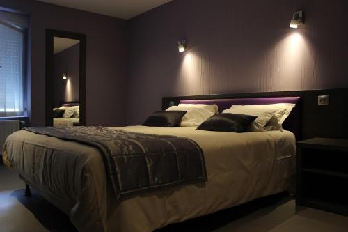 1 queen bed, 2 twin beds, 1 sofa bed