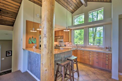 West Glacier Home w/ Majestic Mountain Views! in 西冰河(蒙大拿州）