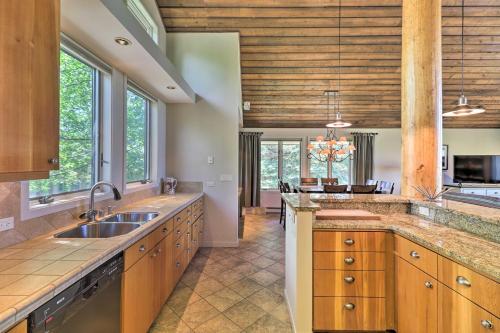 West Glacier Home w/ Majestic Mountain Views! in 西冰河(蒙大拿州）