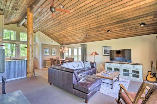 West Glacier Home w/ Majestic Mountain Views! in 西冰河(蒙大拿州）