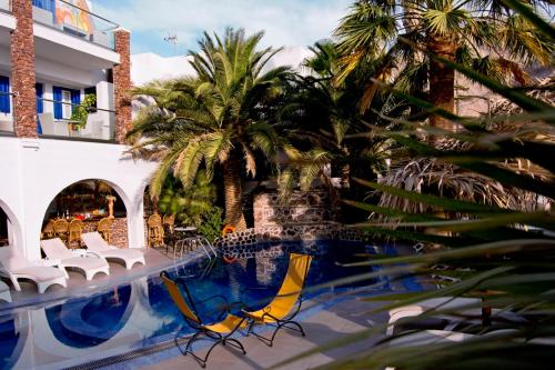  Black Sandy Beach in Perissa