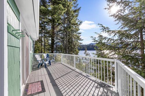 Lakeside Loungin' - image 7