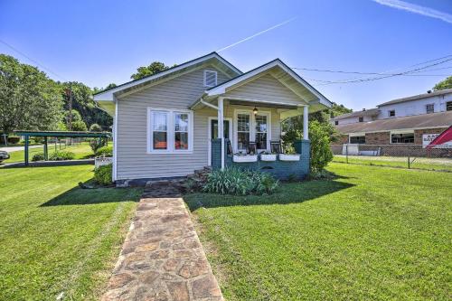 Cozy Damascus Cottage with Porch and Trail Access! in Damascus, USA
