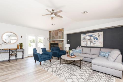 Magnolia Retreat - Camelback Views - Tap to explore photos