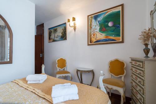 Spacious & Sunny Vintage Apartment at the Beach