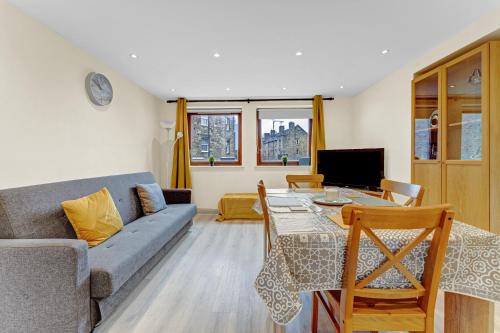 Modern & Spacious 3 Bedroom Apartment in Heart of Edinburgh - Private Car Park on Site & Stunning Vi