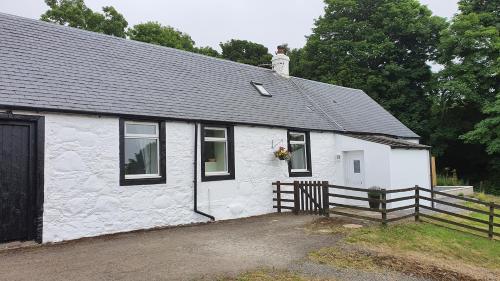 Dairy Cottage with sea views - Girvan