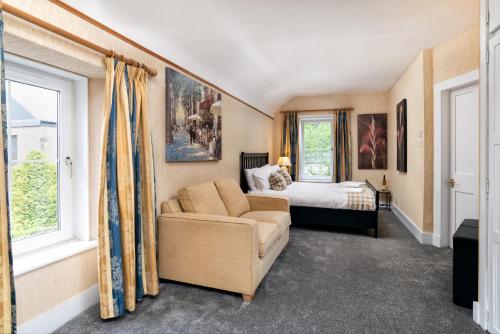 1 queen bed, 1 sofa bed