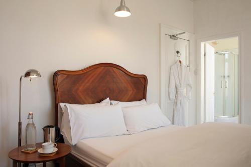 Square Tree House - main image