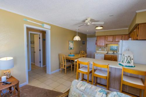 APATB III O2I 2BR 2BA Oceanfront Condo near popular Shore Drive - image 4