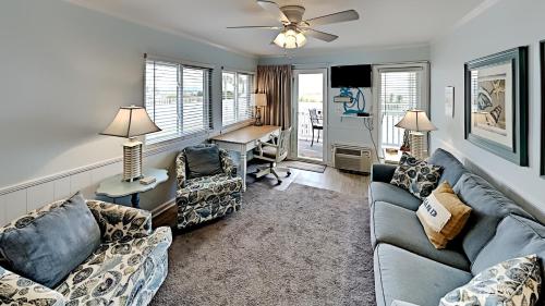 APATB V A105 2BR 2BA Oceanfront Condo near popular Shore Drive - image 12