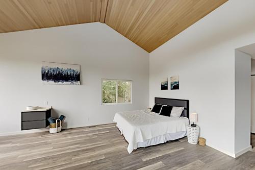 Sunriver - Hot Tub Game Room AC & Stunning Views home - image 9