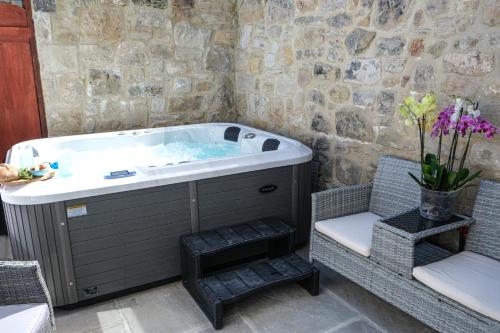 The Rockpool - private hot tub and sea views in Amble