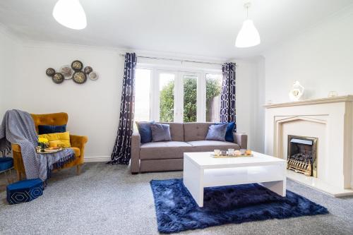 KVM Bluebird House for large groups by KVM Serviced Accommodation photo 1