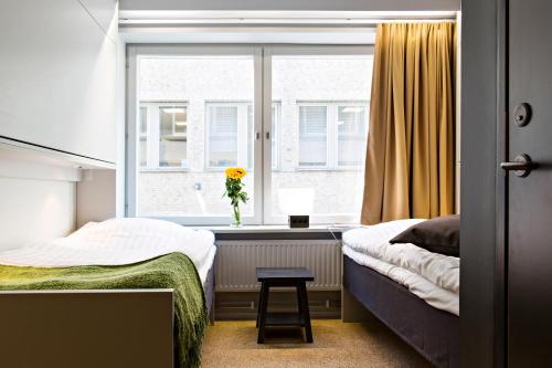 2 twin beds, 2 bunk beds