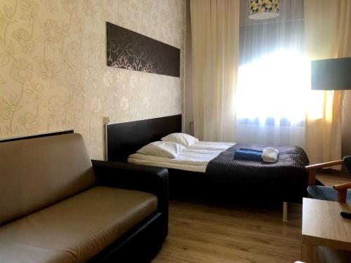 2 queen beds, 2 sofa beds