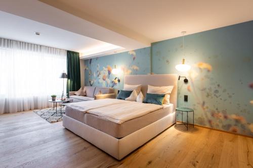 1 queen bed, 1 sofa bed