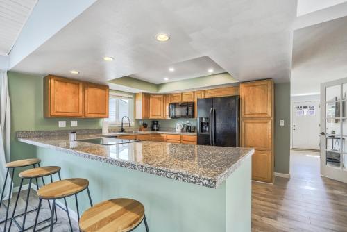 Modern 5BR House in Monument Near USAFA, Park in Monument, USA