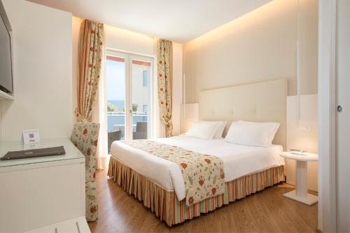 Hotel Cavalieri Palace Room Type - Double Room with Partial Sea View