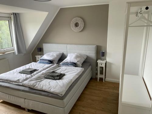 1 queen bed, 1 sofa bed