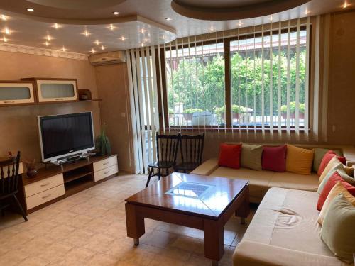 2 Room Family Apartment with Garden View (2 min. away from the Sea)