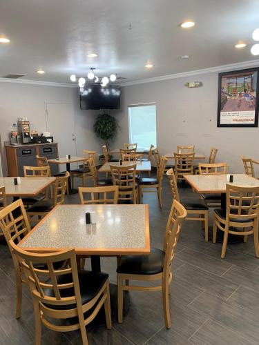 Howard Johnson by Wyndham Oklahoma City OKC Airport Fairgrounds I40 - image 6