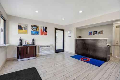 Motel 6-Anderson CA - Redding Airport - image 2