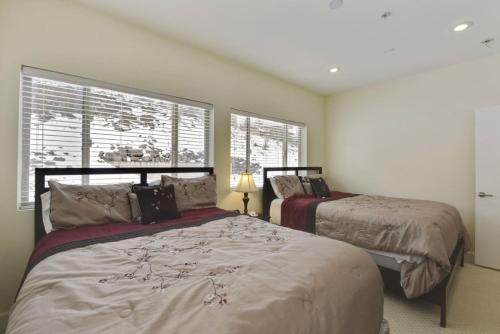 Powder Skiing Loft - image 12