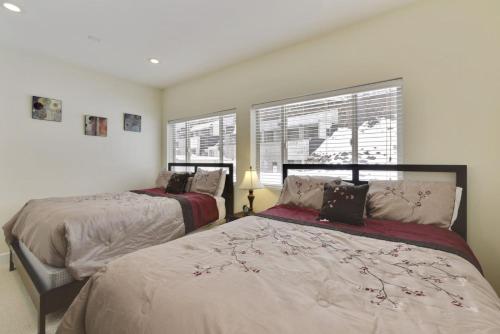 Powder Skiing Loft - image 14