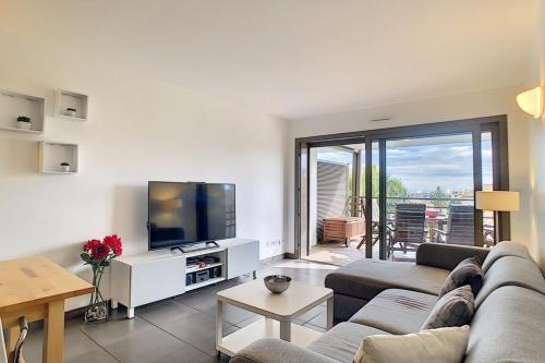 Superb two-bed apartment in residence with pool Antibes