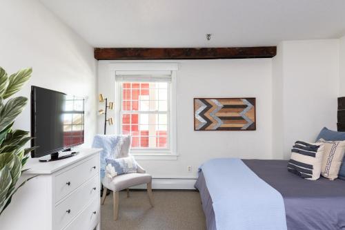 Stylish Downtown Loft - image 12