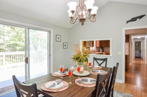 468 Quiet Location Near Oceanside Beaches and Rail Trail with Private Yard and Outdoor Shower Dog Friendly - image 6