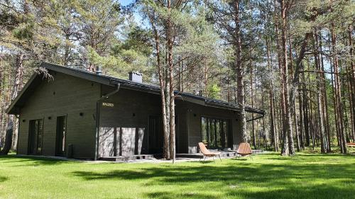 2 bedrooms, 6 beds