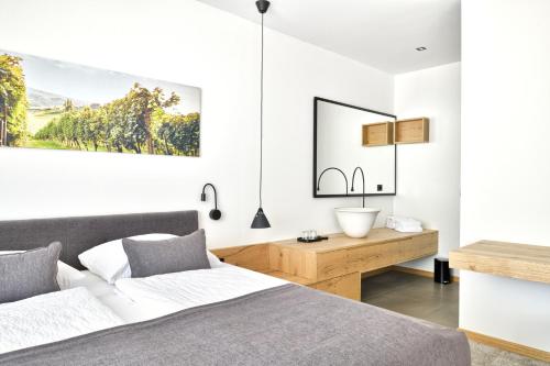 1 king bed, 1 sofa bed