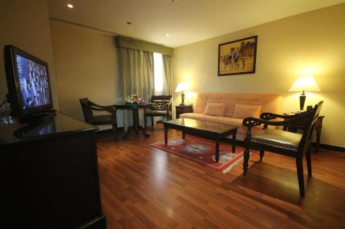 Arabian Courtyard Hotel & Spa - image 2