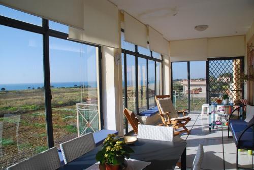  Charming Apartment with Sea View in Porto Palo - 115 m², Unterkunft in Porto Palo