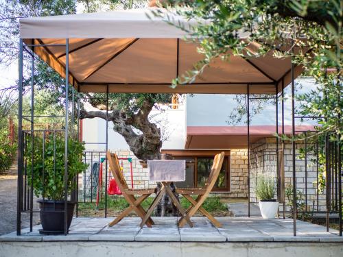 Garden House with olive trees only 150 meters from the beach