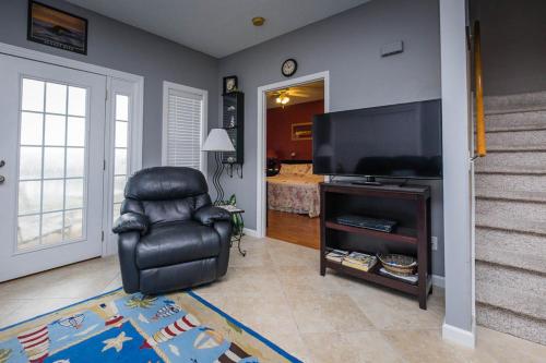 Pelican Manor C 4BR 4BA 2nd Row Condo - image 3