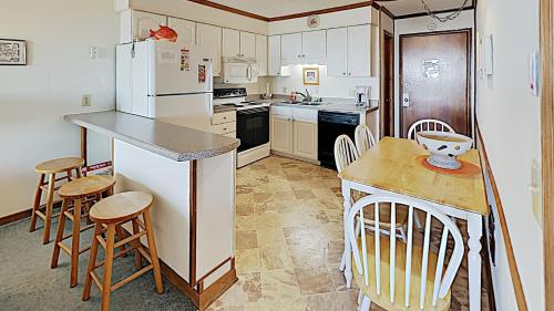 APATB IV M217 2BR 2BA Ocean View Condo near popular Shore Drive - image 2