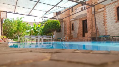 . Grand Family Villa - Private Pool - AC- 5 Min Walk to Beach - Up to 8 guests