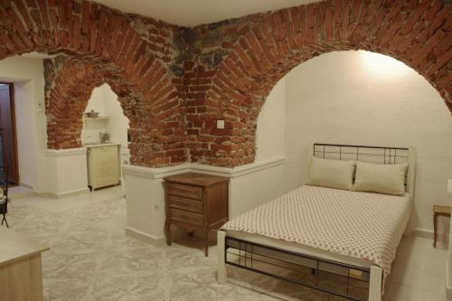 Top Center Detached Apartment Studio 2