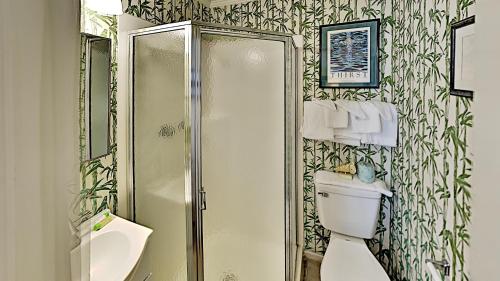 APATB V B112 2BR 2BA 2nd Row Condo near popular Shore Drive - image 2