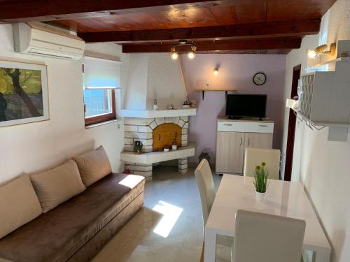  Cozy Dorina Apartment for 2 with a fireplace in Pula