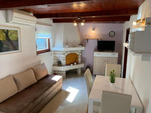  Cozy Dorina Apartment for 2 with a fireplace, Pension in Pula