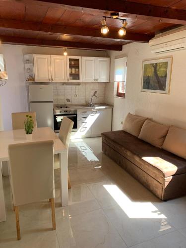  Cozy Dorina Apartment for 2 with a fireplace in Pula